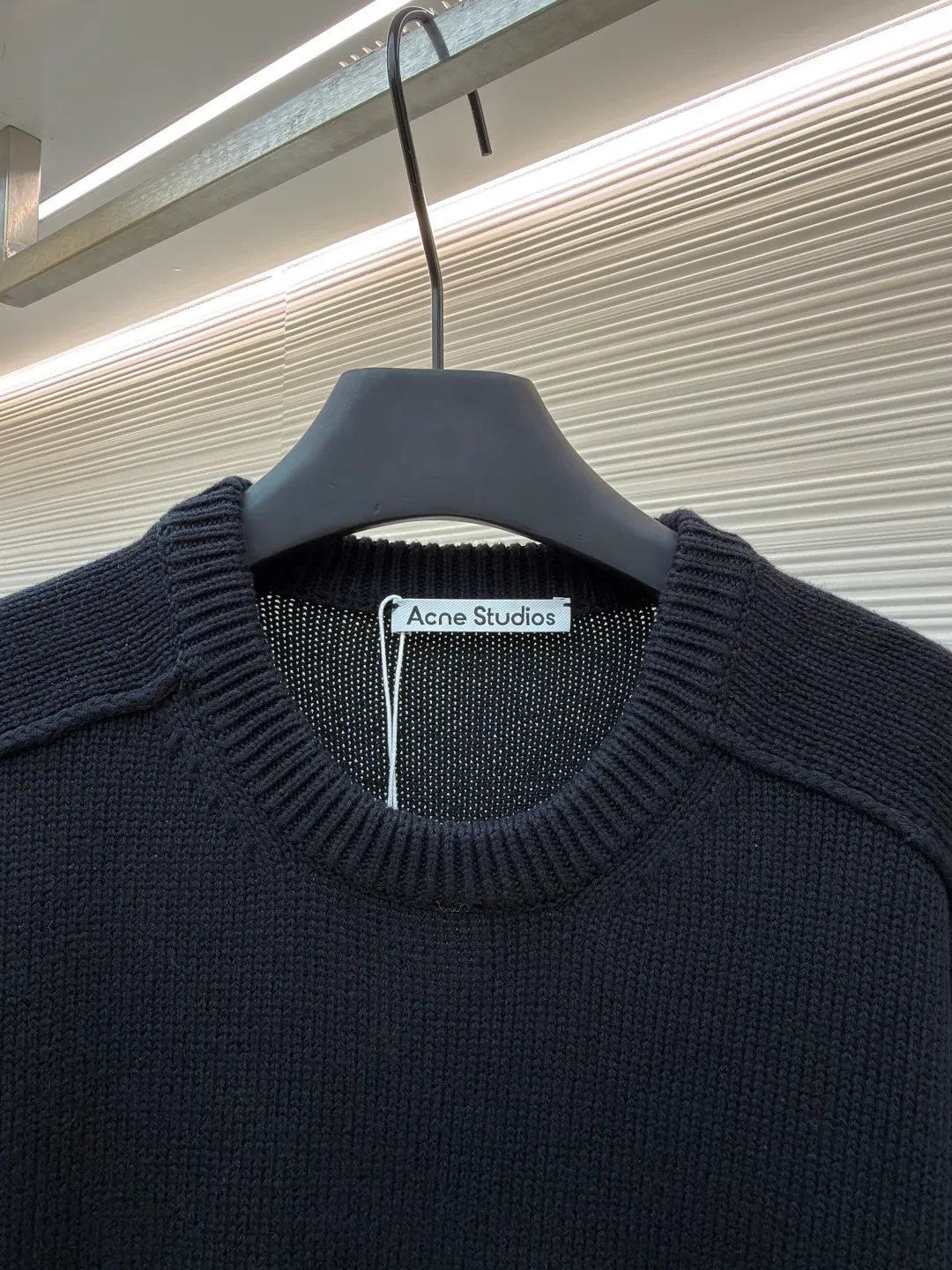 Acne Studios printed logo sweater ●Original version: Purchased and developed for 6500 ●Item number: 1682092-A85 ●Fabric: wool blended fabric ●Technology: Glue printing ●Color: black ●Version: Fitted version ●Weight: about 905 grams ●Size: XS-S-M-L ●Description: Custom-woven plateau yak gold wool, soft and delicate, comfortable and close to the skin, classic black tones exude an innate sense of luxury, swallowed by warmth The front panel is a high-end minimalist blank design, and the back panel is printed with the Acne Studios 1996 logo pattern as an embellishment. Sweeping the starting point of fashion. Deep black and carbon black fibers are interlaced to make simplicity more versatile. Comes with advanced filters. It shows a unique fashion attitude in minimalism and uses glue printing. The printing has been modified three times with the film screen. Use glue liquid paint to print the pattern on the fabric. Bake the fabric to fix the printing pattern. Garment washing water softening and deodorizing process uses professional washing equipment and specific detergents to deeply clean and deodorize clothes to improve the feel and appearance of clothes. The overall wiring is straight and delicate, the fabric is comfortable and soft, and the color is consistent without color difference. It can be matched with the same style to create a fashionable look and control various occasions. Customized accessories, complete with three standards, same style for men and women!